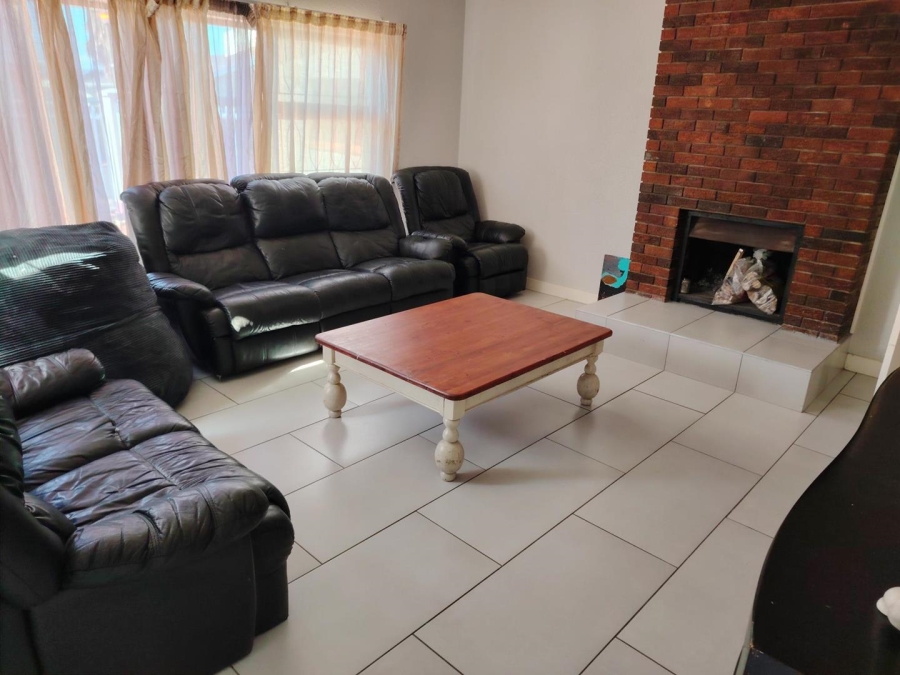 To Let 4 Bedroom Property for Rent in Stellenberg Western Cape